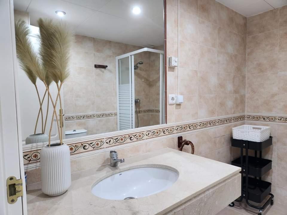 Apartment Beachfront Accommodation Estepona Esterno foto