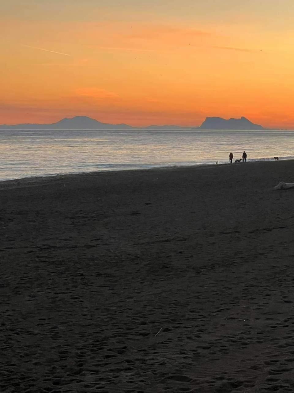 Apartment Beachfront Accommodation Estepona Esterno foto